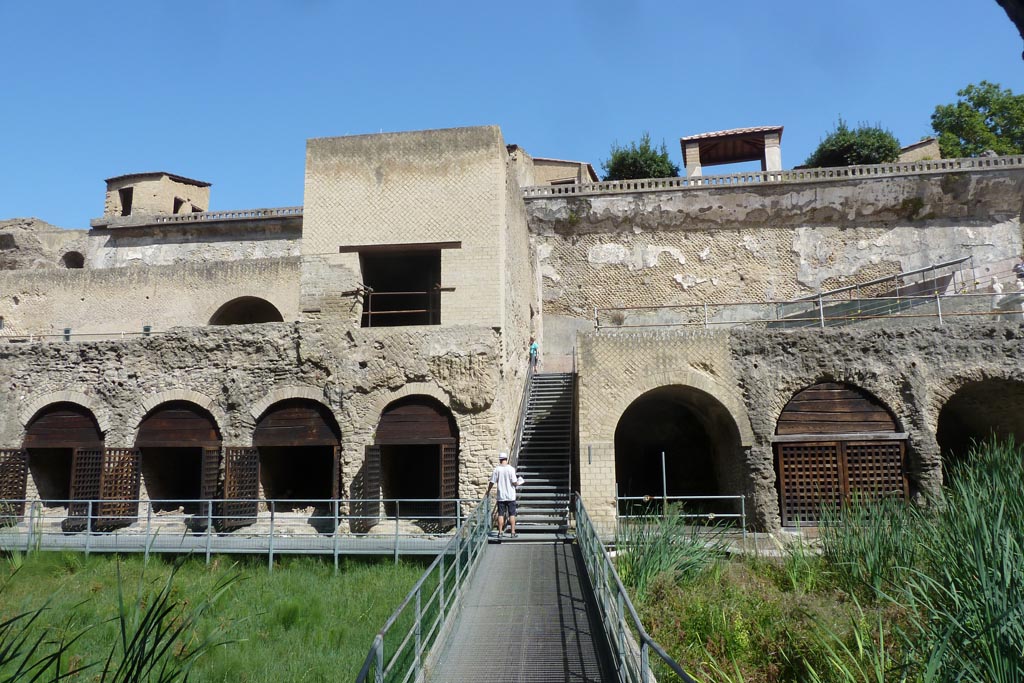 Herculaneum. September 2014.
Looking north from beachfront towards steps to the terrace of Balbus, above. Photo courtesy of Larry Turner.